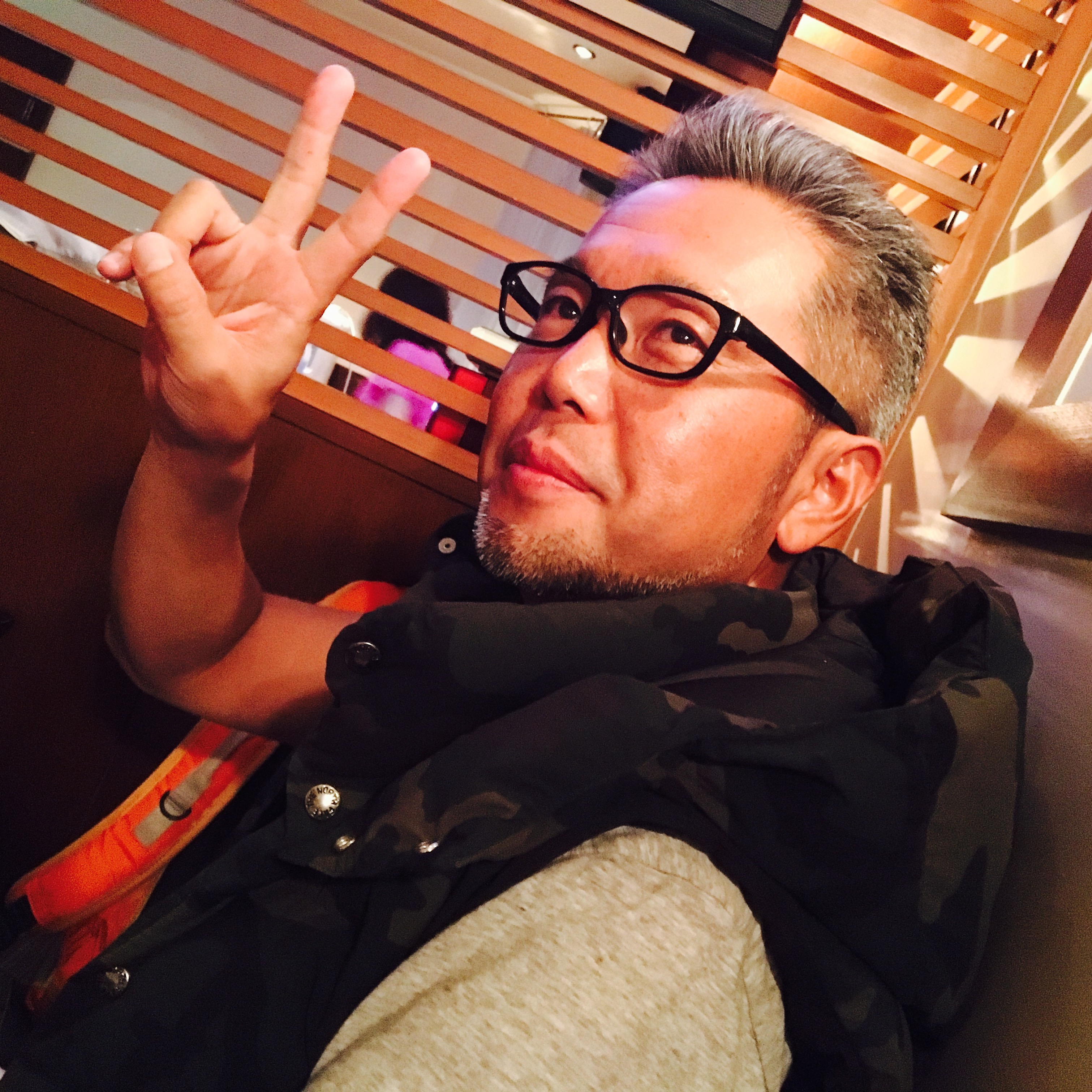 ピースサインをする講師・未来派野郎hiro